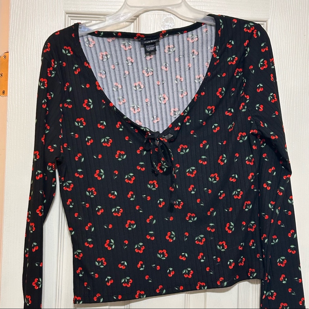 Black cherry covered long sleeve crop top - Picture 2 of 3